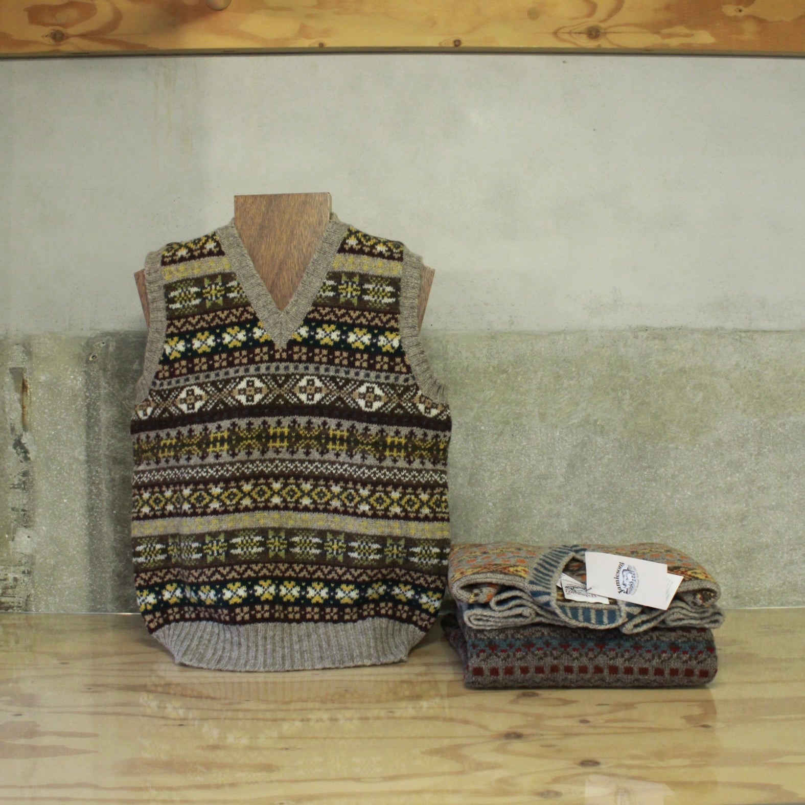 JAMIESONS V-NECK VEST FAIR ISLE SWEATER – ANATOMICA TOKYO FLAGSHIP