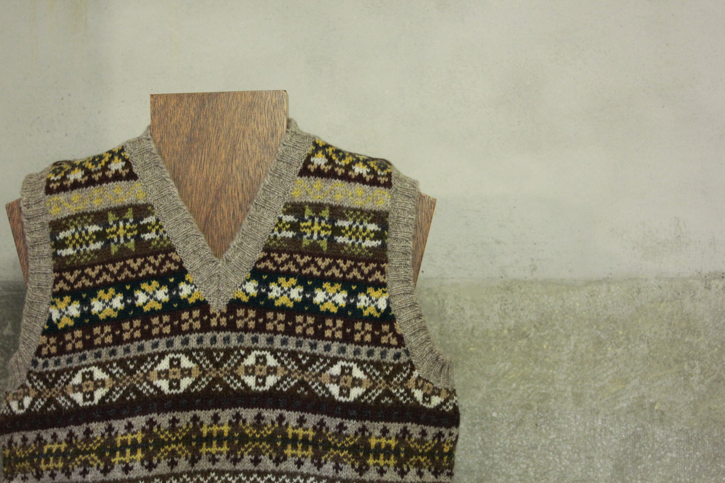 JAMIESONS V-NECK VEST FAIR ISLE SWEATER